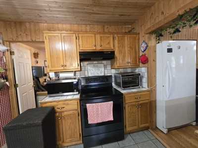 Country Home at the Base of "The Worlds Tallest Hill" - image 12