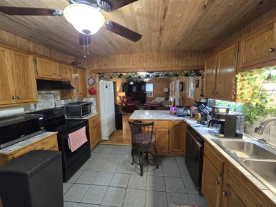 Country Home at the Base of "The Worlds Tallest Hill" - image 14