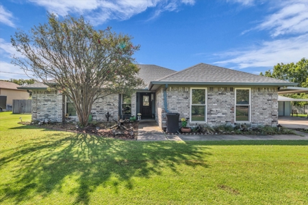 Spacious 3-Bedroom Home on 1 Acre in Waco – Move-In Ready! - image 2