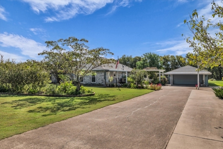 Spacious 3-Bedroom Home on 1 Acre in Waco – Move-In Ready! - image 4