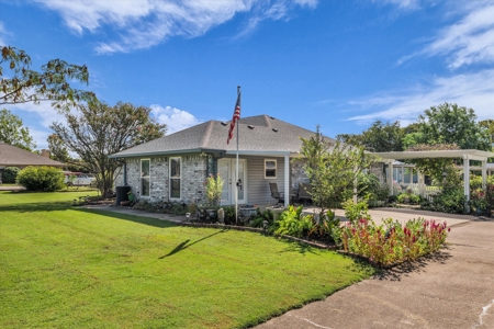 Spacious 3-Bedroom Home on 1 Acre in Waco – Move-In Ready! - image 3