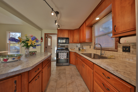 Cozy Residential Home Charm Meets Modern Comfort in Adams County - image 11