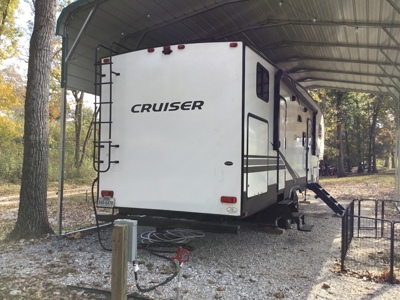 White River Retreat with 1 and 1/2 Bath RV and utilities - image 1