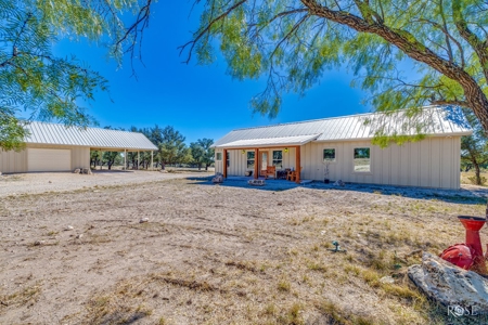 Stunning 2-Bed Home on 34.7 Acre Country Retreat Near Eldorado - image 1