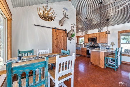 Stunning 2-Bed Home on 34.7 Acre Country Retreat Near Eldorado - image 8