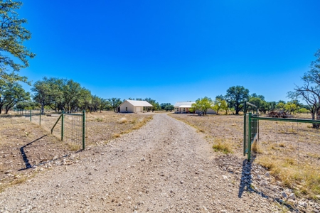 Stunning 2-Bed Home on 34.7 Acre Country Retreat Near Eldorado - image 33