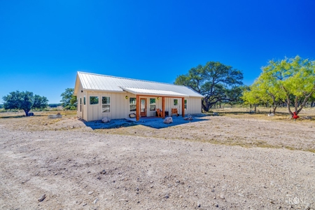 Stunning 2-Bed Home on 34.7 Acre Country Retreat Near Eldorado - image 2