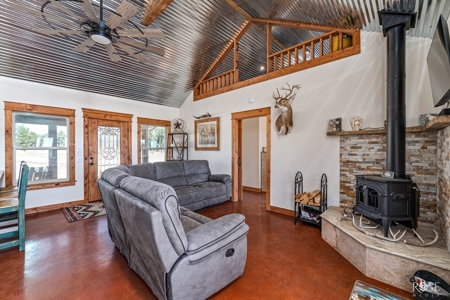Stunning 2-Bed Home on 34.7 Acre Country Retreat Near Eldorado - image 7