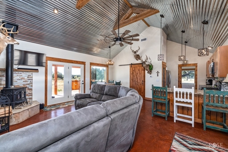 Stunning 2-Bed Home on 34.7 Acre Country Retreat Near Eldorado - image 6