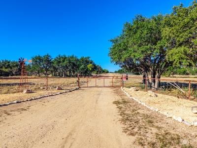 Stunning 2-Bed Home on 34.7 Acre Country Retreat Near Eldorado - image 43