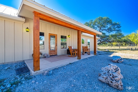 Stunning 2-Bed Home on 34.7 Acre Country Retreat Near Eldorado - image 3
