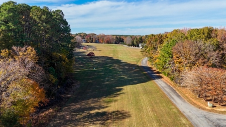 Mid-Century Lakefront Cottage in Merifield Acres – Kerr Lake, VA - image 4