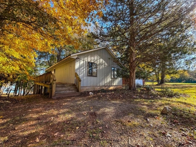 Mid-Century Lakefront Cottage in Merifield Acres – Kerr Lake, VA - image 1