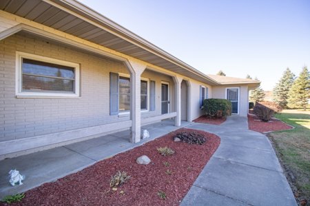 Country Home Anamosa Iowa For Sale - image 2