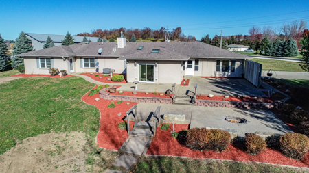 Country Home Anamosa Iowa For Sale - image 4