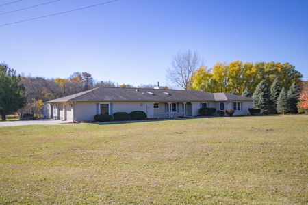 Country Home Anamosa Iowa For Sale - image 1