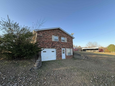 Brick Home on 1.42+/- Acres in Hestand, KY - image 5