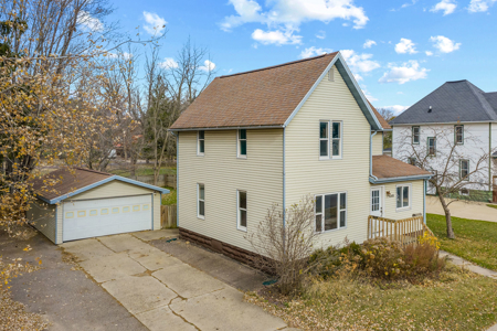 Welcoming 2-Story Home in Reedsburg WI - image 2