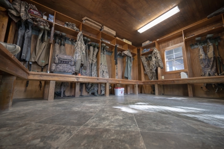 Premier Turnkey Duck & Deer Property With First Class Lodge - image 18