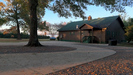 Premier Turnkey Duck & Deer Property With First Class Lodge - image 4
