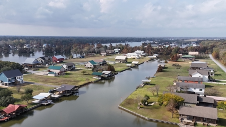 Beautiful Lake Home for Sale in North Wilderness Subdivision - image 3