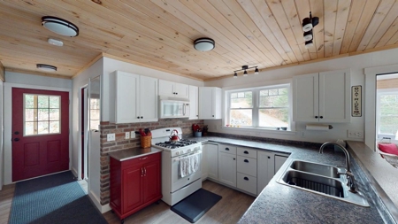 Downeast Lakefront Cottage - Robbinston, Maine - image 17