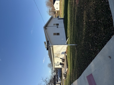 Cozy 2-Bed Ranch on Two Lots—Great Location in Mount Ayr! - image 9