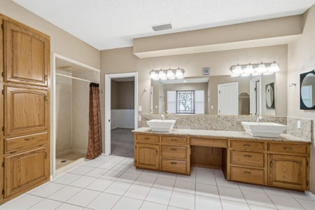 East Texas Homestead 3/3/2 Brick + Large Shop & 6.47 Wooded Acres - image 9