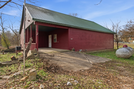 Welcome to a place with comfort, charm, and riverfront living - image 27