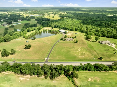 Luxury Country Estate on 26.78± Acres with Equestrian Amenities - image 1