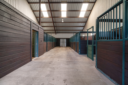 Luxury Country Estate on 26.78± Acres with Equestrian Amenities - image 34