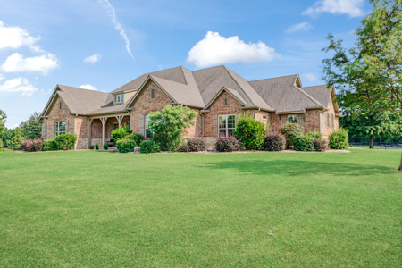 Luxury Country Estate on 26.78± Acres with Equestrian Amenities - image 3