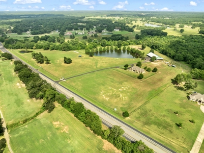 Luxury Country Estate on 26.78± Acres with Equestrian Amenities - image 9