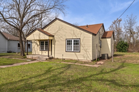 711 E Cowan Avenue Mart, TX, Modern Upgrades,  Small-Town Living - image 4
