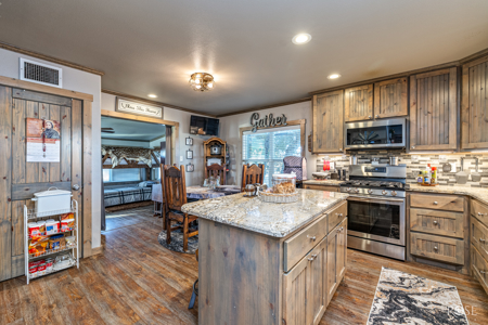 Hill Country 622-Acre Hunting & Ranch Retreat - image 5