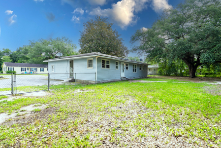 Home is located in a quiet, established neighborhood in Camilla - image 8