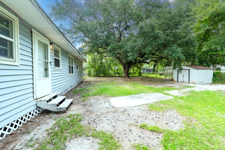 Home is located in a quiet, established neighborhood in Camilla - image 7