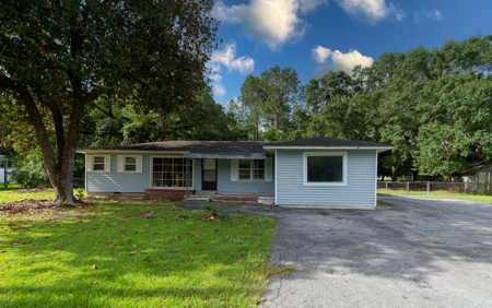 Home is located in a quiet, established neighborhood in Camilla - image 1