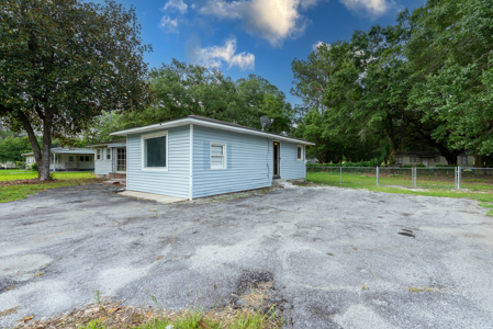 Home is located in a quiet, established neighborhood in Camilla - image 9