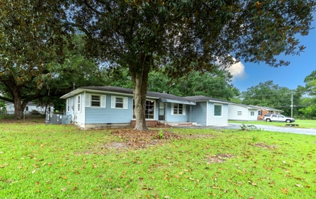 Home is located in a quiet, established neighborhood in Camilla - image 3