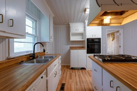 Home is located in a quiet, established neighborhood in Camilla - image 24