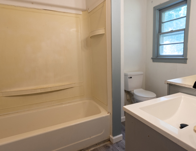 Home is located in a quiet, established neighborhood in Camilla - image 6