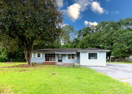 Home is located in a quiet, established neighborhood in Camilla - image 2