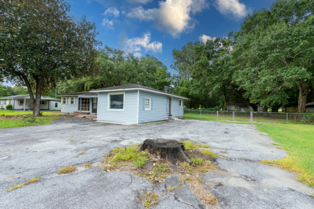 Home is located in a quiet, established neighborhood in Camilla - image 10