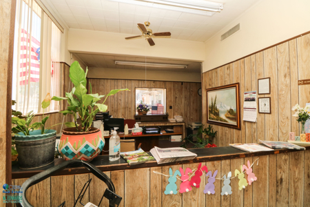 Large Commercial Building! Multiple Office Areas - image 4