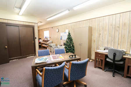 Large Commercial Building! Multiple Office Areas - image 5