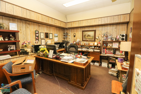 Large Commercial Building! Multiple Office Areas - image 6