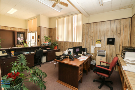 Large Commercial Building! Multiple Office Areas - image 3