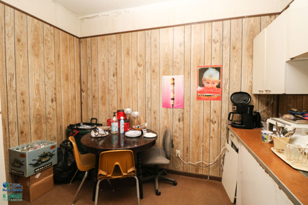 Large Commercial Building! Multiple Office Areas - image 2