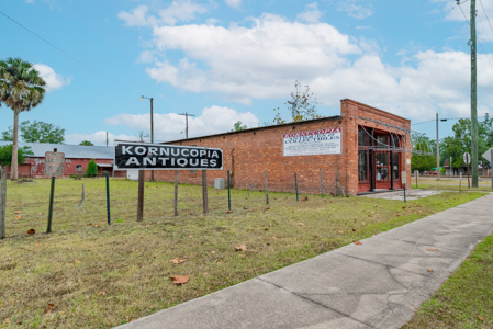 Brick Building & Turn-Key Antique Shop for Sale in Wellborn, FL - image 33